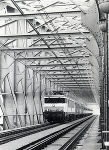 170327 Afbeelding van de electrische locomotief nr. 1615 met een trein op de spoorbrug over de Lek te Culemborg.